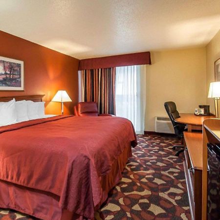 Quality Inn & Suites Kansas City I-435N Near Sports Complex Buitenkant foto