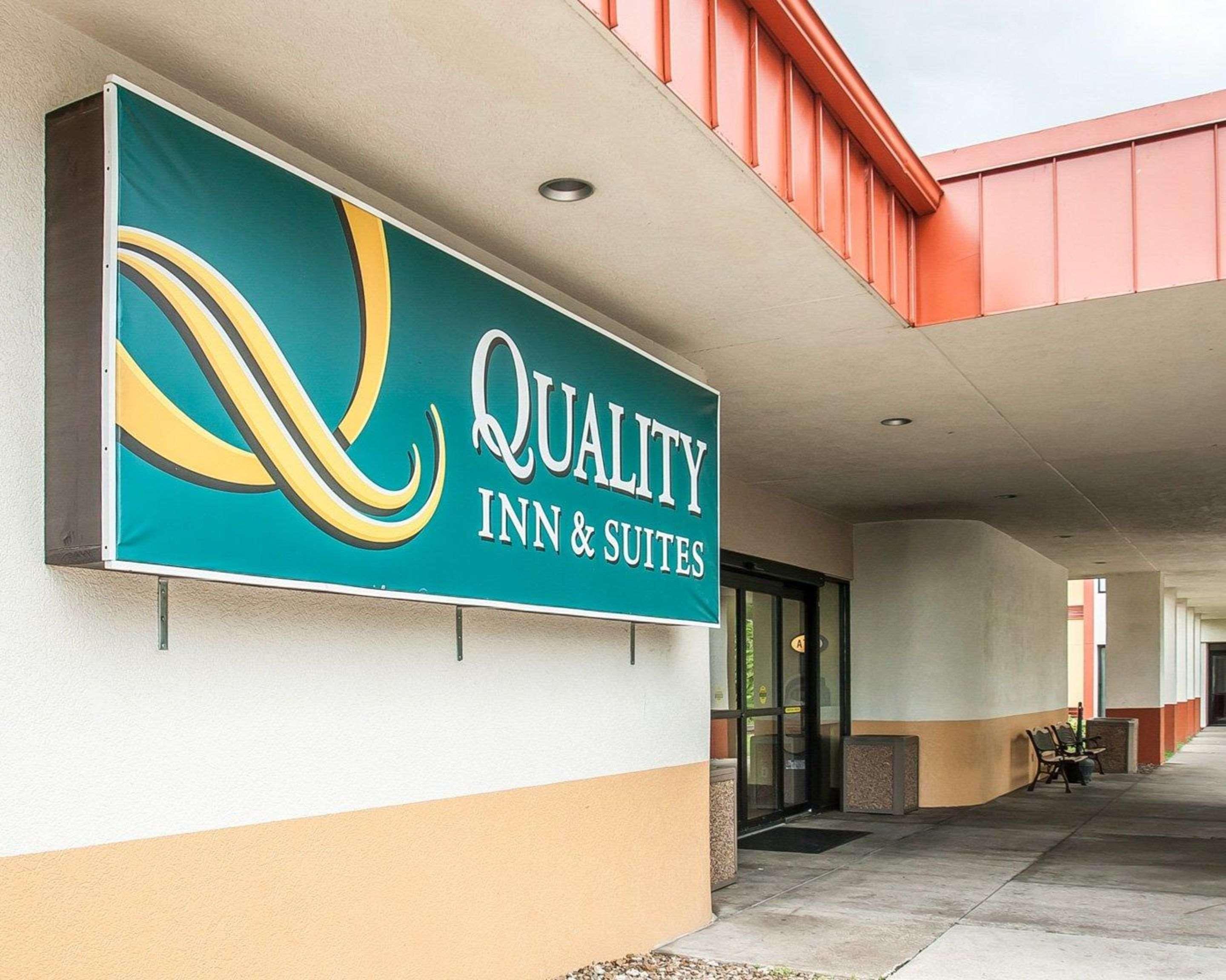 Quality Inn & Suites Kansas City I-435N Near Sports Complex Buitenkant foto